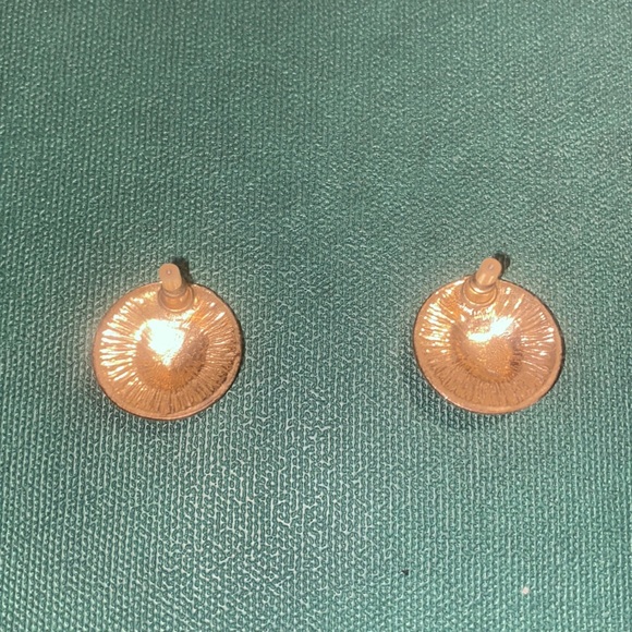 Gold and black lion earrings - Picture 5 of 6